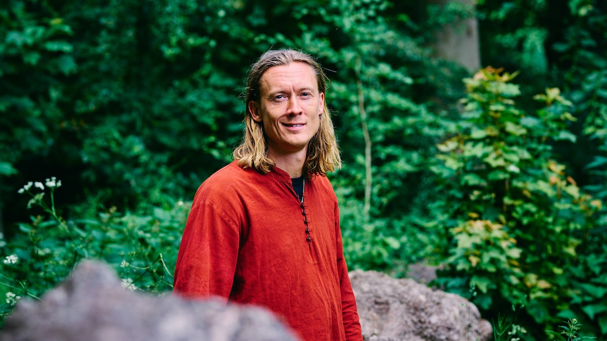 Artikelbillede fra DR om Simon Skippers mandegrupper.